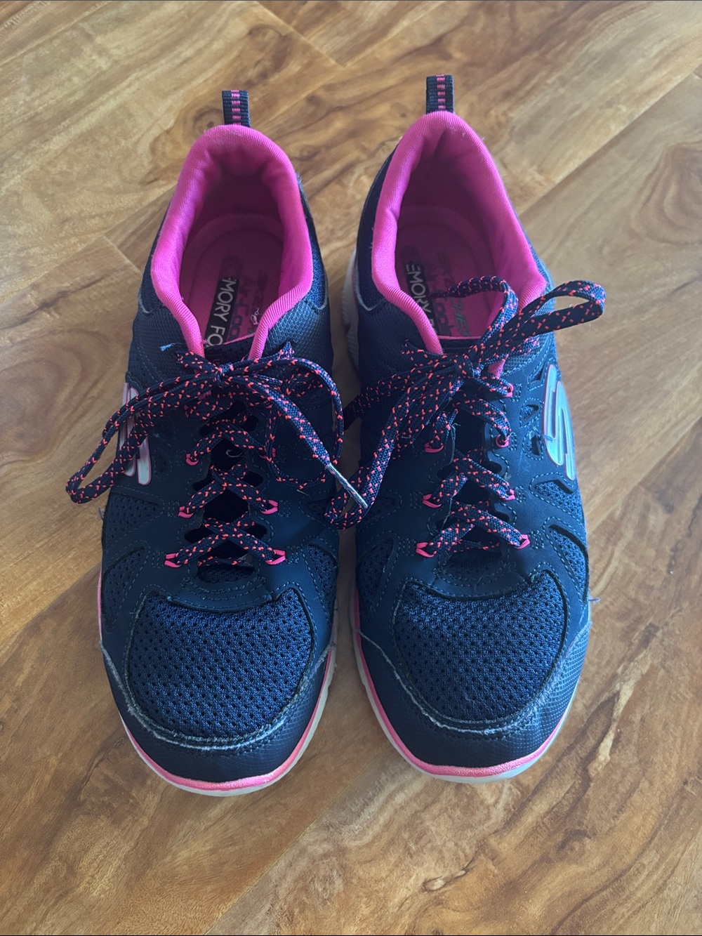 Skechers ladies lace up athletic shoes. Navy and hot pink. SZ 8 GUC